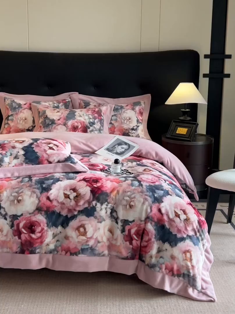 91家纺网 家纺一手货源 找家纺 首尔家纺 2025新款牛奶绒宽边拼角数码印花四件套系列 国色天香