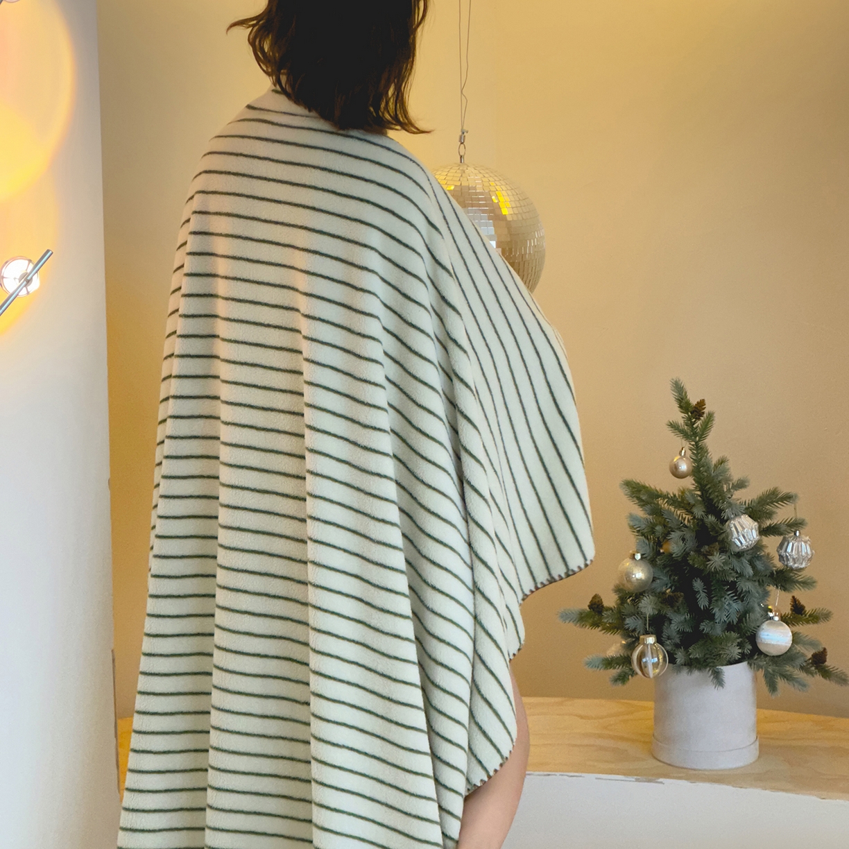 91家纺网 家纺一手货源 找家纺 桃子家居 2025新款A类ins加厚半边绒米粒绒牛奶绒三角针贝壳边多功能毛毯毯子 绒毛毯-三角针绿条咖