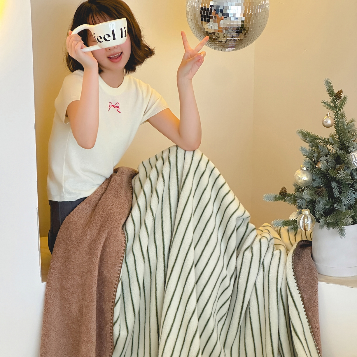 91家纺网 家纺一手货源 找家纺 桃子家居 2025新款A类ins加厚半边绒米粒绒牛奶绒三角针贝壳边多功能毛毯毯子 绒毛毯-三角针绿条咖