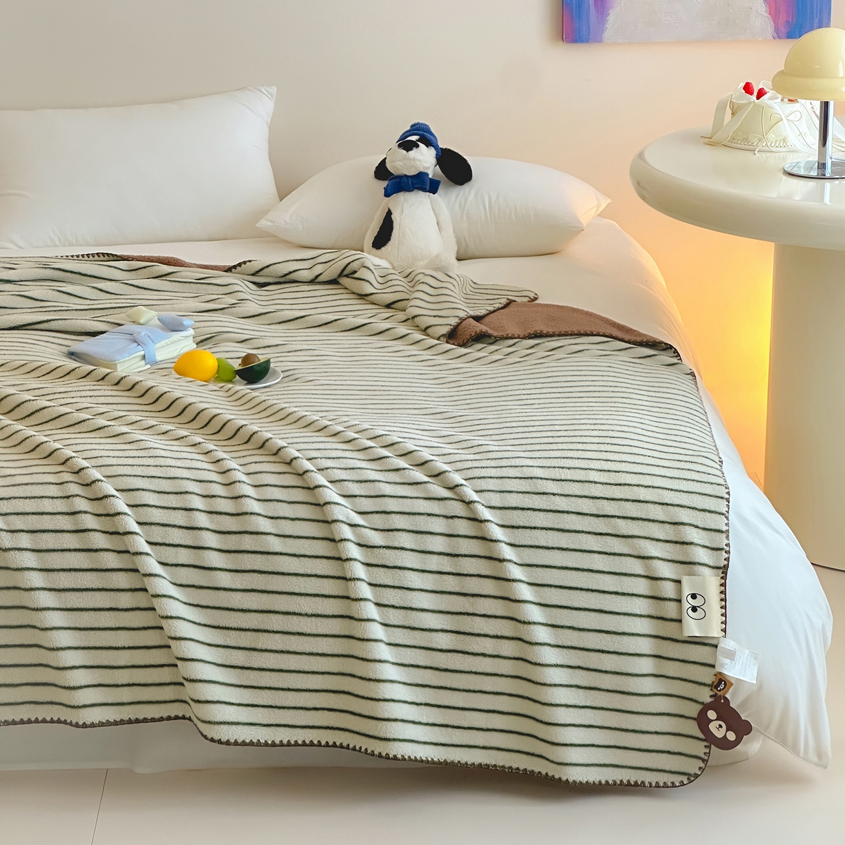 91家纺网 家纺一手货源 找家纺 桃子家居 2025新款A类ins加厚半边绒米粒绒牛奶绒三角针贝壳边多功能毛毯毯子 绒毛毯-三角针绿条咖