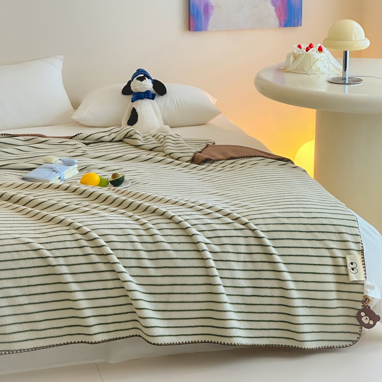 91家纺网 家纺一手货源 找家纺 桃子家居 2025新款A类ins加厚半边绒米粒绒牛奶绒三角针贝壳边多功能毛毯毯子 绒毛毯-三角针绿条咖