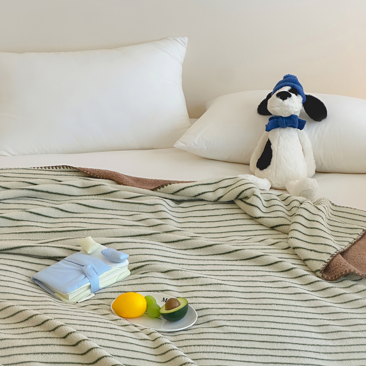 91家纺网 家纺一手货源 找家纺 桃子家居 2025新款A类ins加厚半边绒米粒绒牛奶绒三角针贝壳边多功能毛毯毯子 绒毛毯-三角针绿条咖