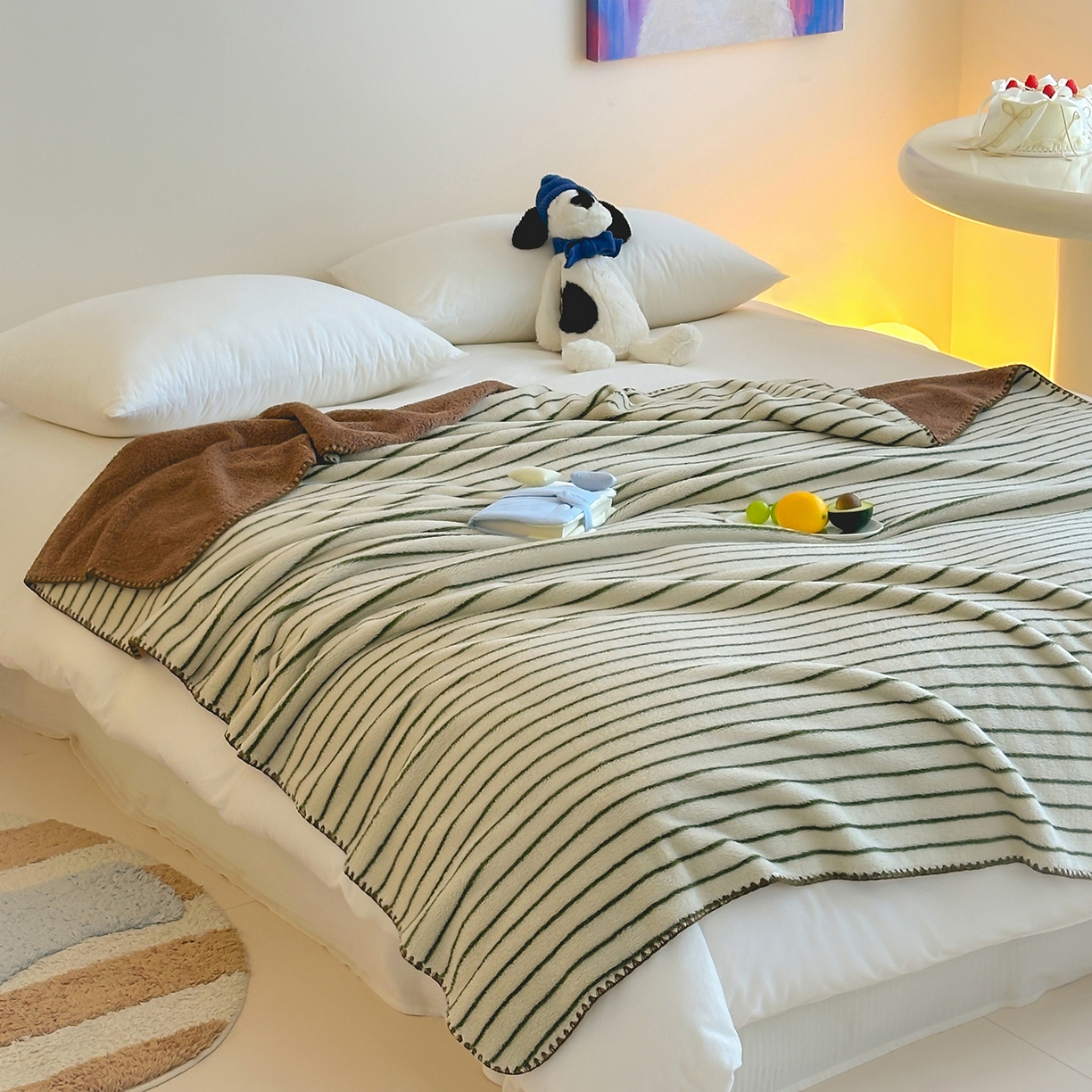 91家纺网 家纺一手货源 找家纺 桃子家居 2025新款A类ins加厚半边绒米粒绒牛奶绒三角针贝壳边多功能毛毯毯子 绒毛毯-三角针绿条咖