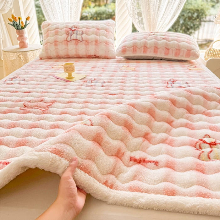 91家纺网 家纺一手货源 找家纺 LIFE.丽芙 2025秋冬新款北极绒加厚夹棉床垫床护垫单件牛奶绒床褥床垫子三件套 意趣-粉