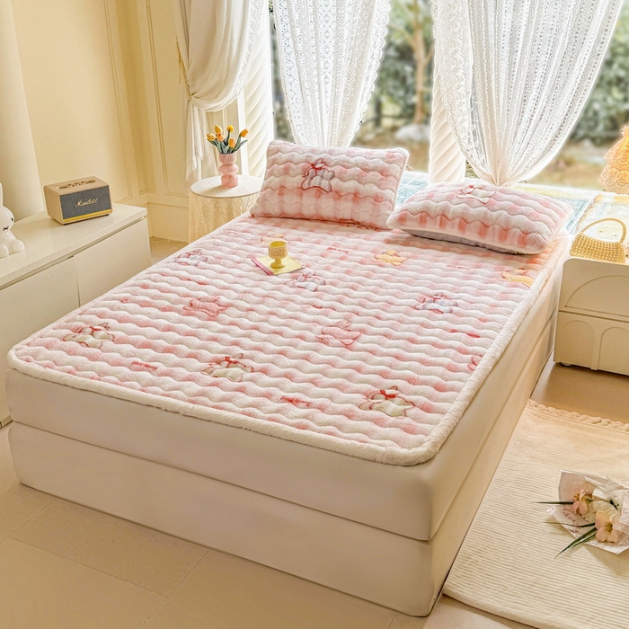 91家纺网 家纺一手货源 找家纺 LIFE.丽芙 2025秋冬新款北极绒加厚夹棉床垫床护垫单件牛奶绒床褥床垫子三件套 意趣-粉