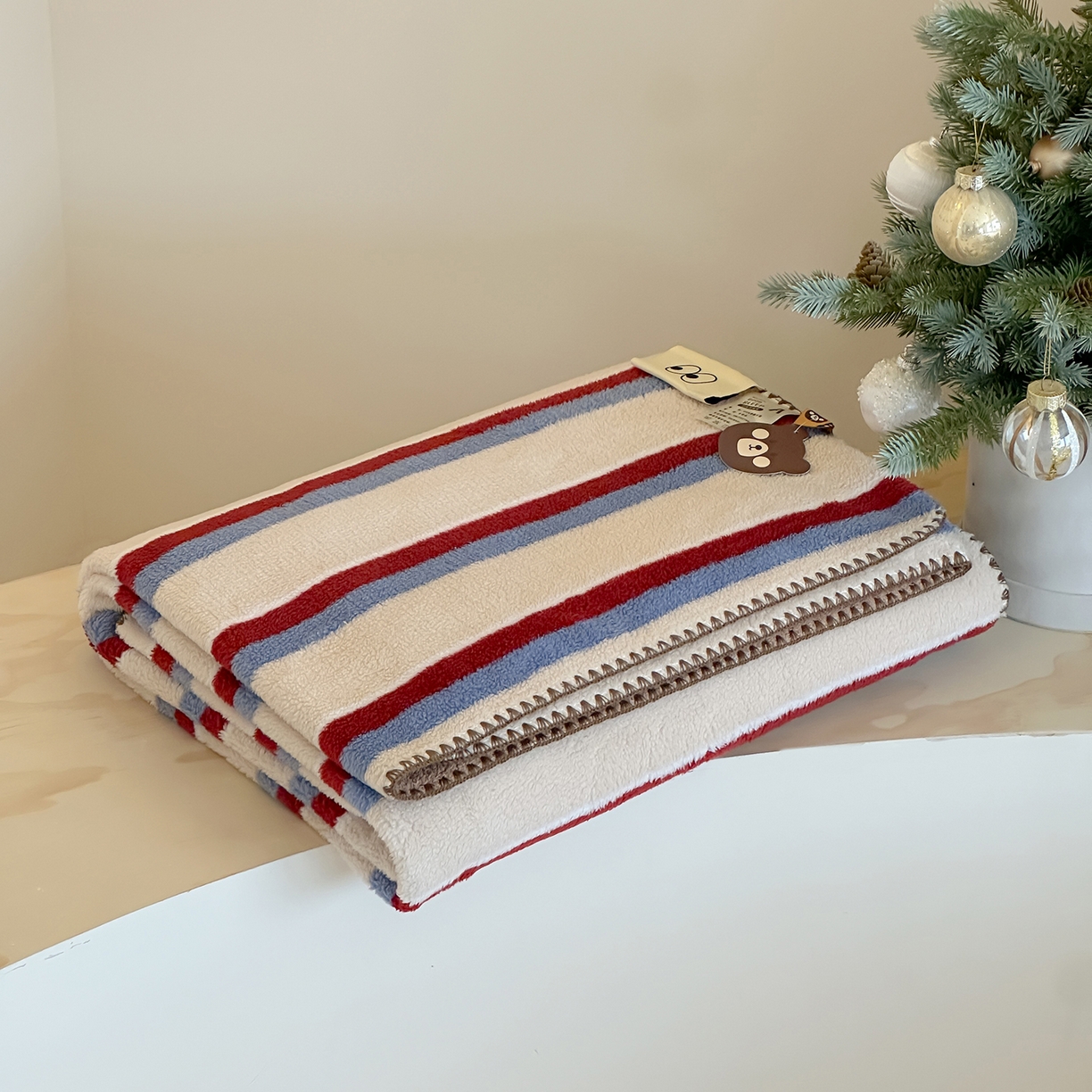 91家纺网 家纺一手货源 找家纺 桃子家居 2025新款A类ins加厚半边绒米粒绒牛奶绒三角针贝壳边多功能毛毯毯子 绒毛毯-三角针秘境