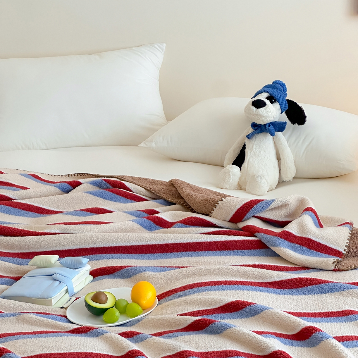 91家纺网 家纺一手货源 找家纺 桃子家居 2025新款A类ins加厚半边绒米粒绒牛奶绒三角针贝壳边多功能毛毯毯子 绒毛毯-三角针秘境