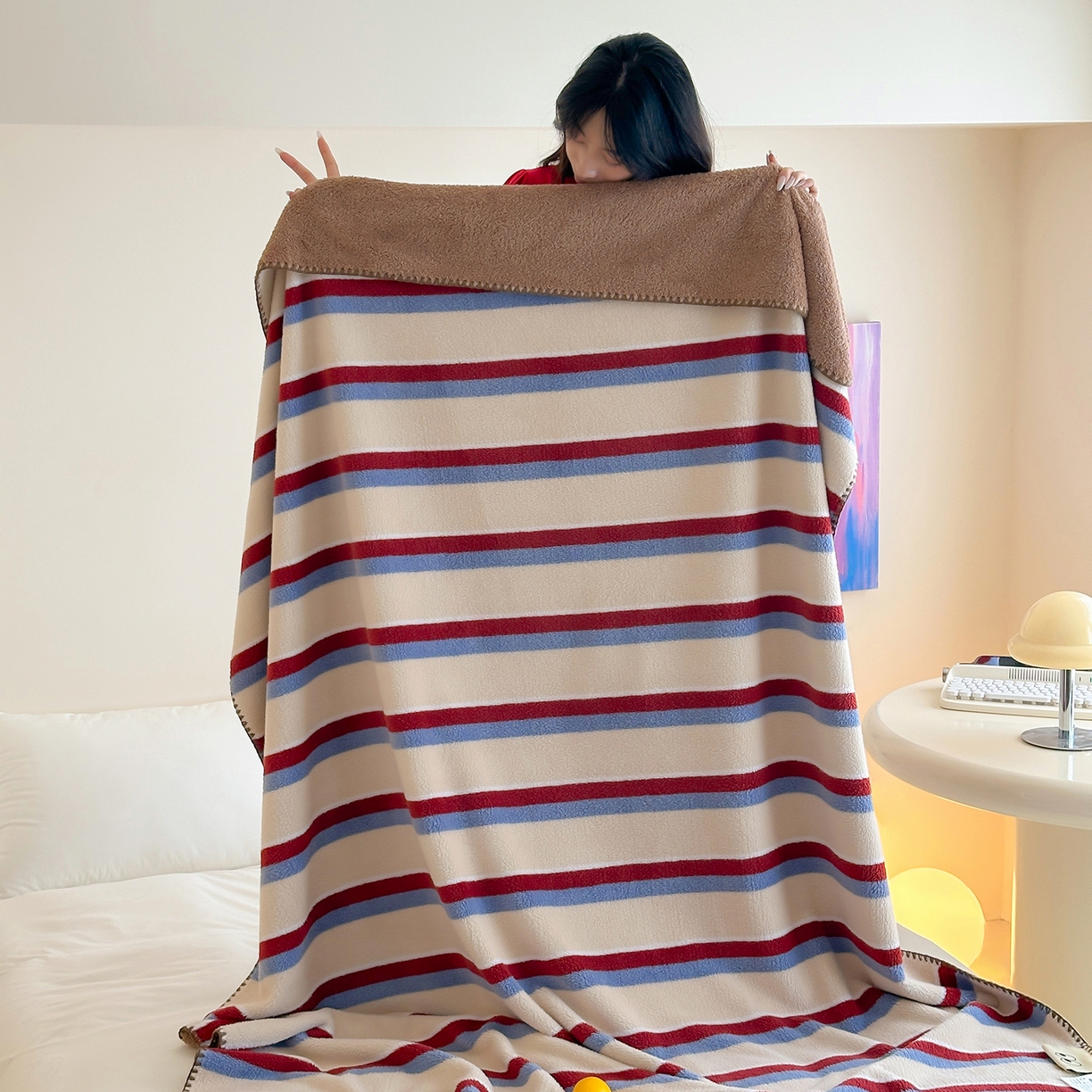 91家纺网 家纺一手货源 找家纺 桃子家居 2025新款A类ins加厚半边绒米粒绒牛奶绒三角针贝壳边多功能毛毯毯子 绒毛毯-三角针秘境