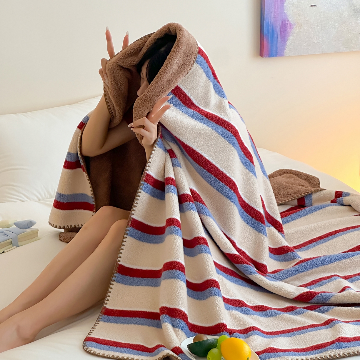 91家纺网 家纺一手货源 找家纺 桃子家居 2025新款A类ins加厚半边绒米粒绒牛奶绒三角针贝壳边多功能毛毯毯子 绒毛毯-三角针秘境