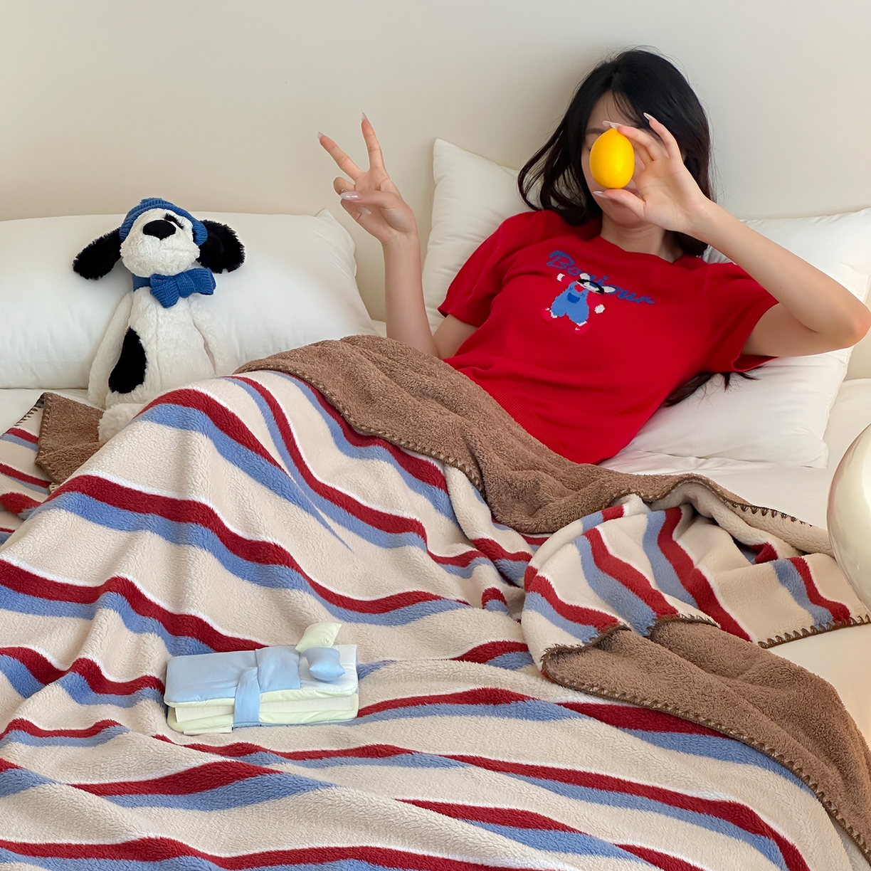 91家纺网 家纺一手货源 找家纺 桃子家居 2025新款A类ins加厚半边绒米粒绒牛奶绒三角针贝壳边多功能毛毯毯子 绒毛毯-三角针秘境