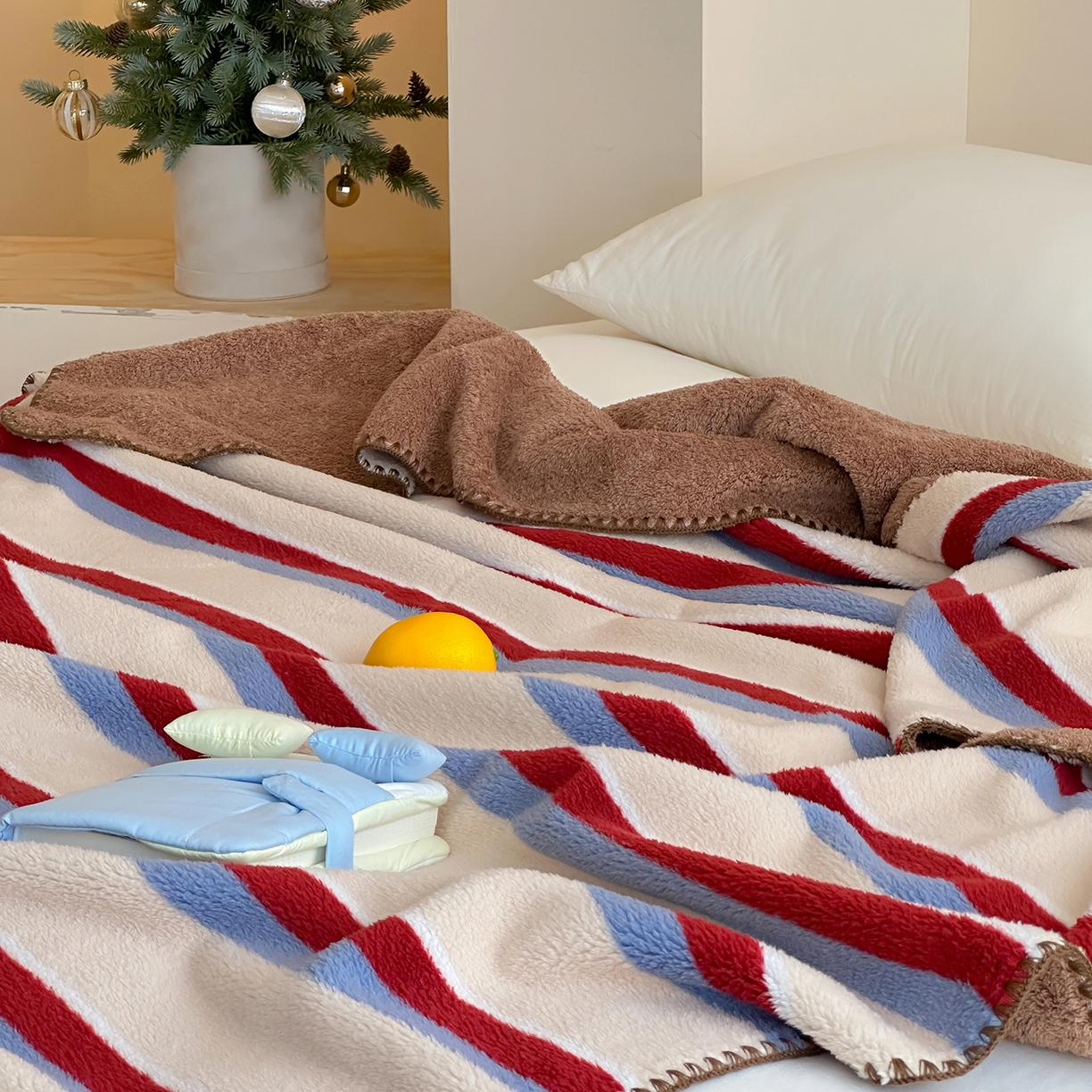 91家纺网 家纺一手货源 找家纺 桃子家居 2025新款A类ins加厚半边绒米粒绒牛奶绒三角针贝壳边多功能毛毯毯子 绒毛毯-三角针秘境