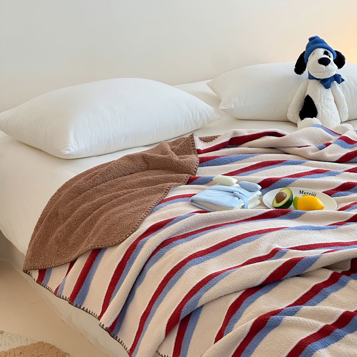 91家纺网 家纺一手货源 找家纺 桃子家居 2025新款A类ins加厚半边绒米粒绒牛奶绒三角针贝壳边多功能毛毯毯子 绒毛毯-三角针秘境