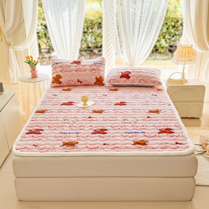 91家纺网 家纺一手货源 找家纺 LIFE.丽芙 2025秋冬新款北极绒加厚夹棉床垫床护垫单件牛奶绒床褥床垫子三件套 追逐-粉