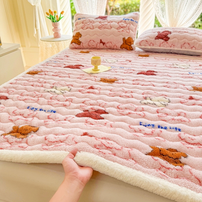 91家纺网 家纺一手货源 找家纺 LIFE.丽芙 2025秋冬新款北极绒加厚夹棉床垫床护垫单件牛奶绒床褥床垫子三件套 追逐-粉