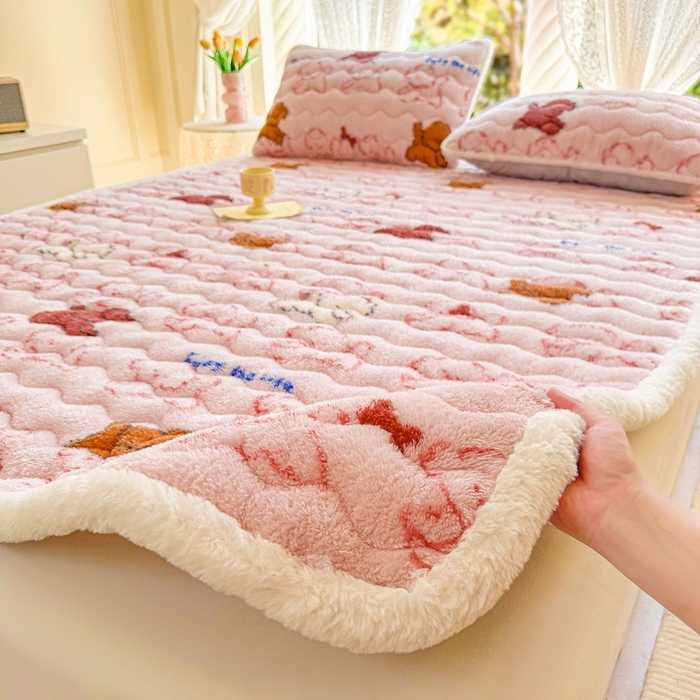 91家纺网 家纺一手货源 找家纺 LIFE.丽芙 2025秋冬新款北极绒加厚夹棉床垫床护垫单件牛奶绒床褥床垫子三件套 追逐-粉