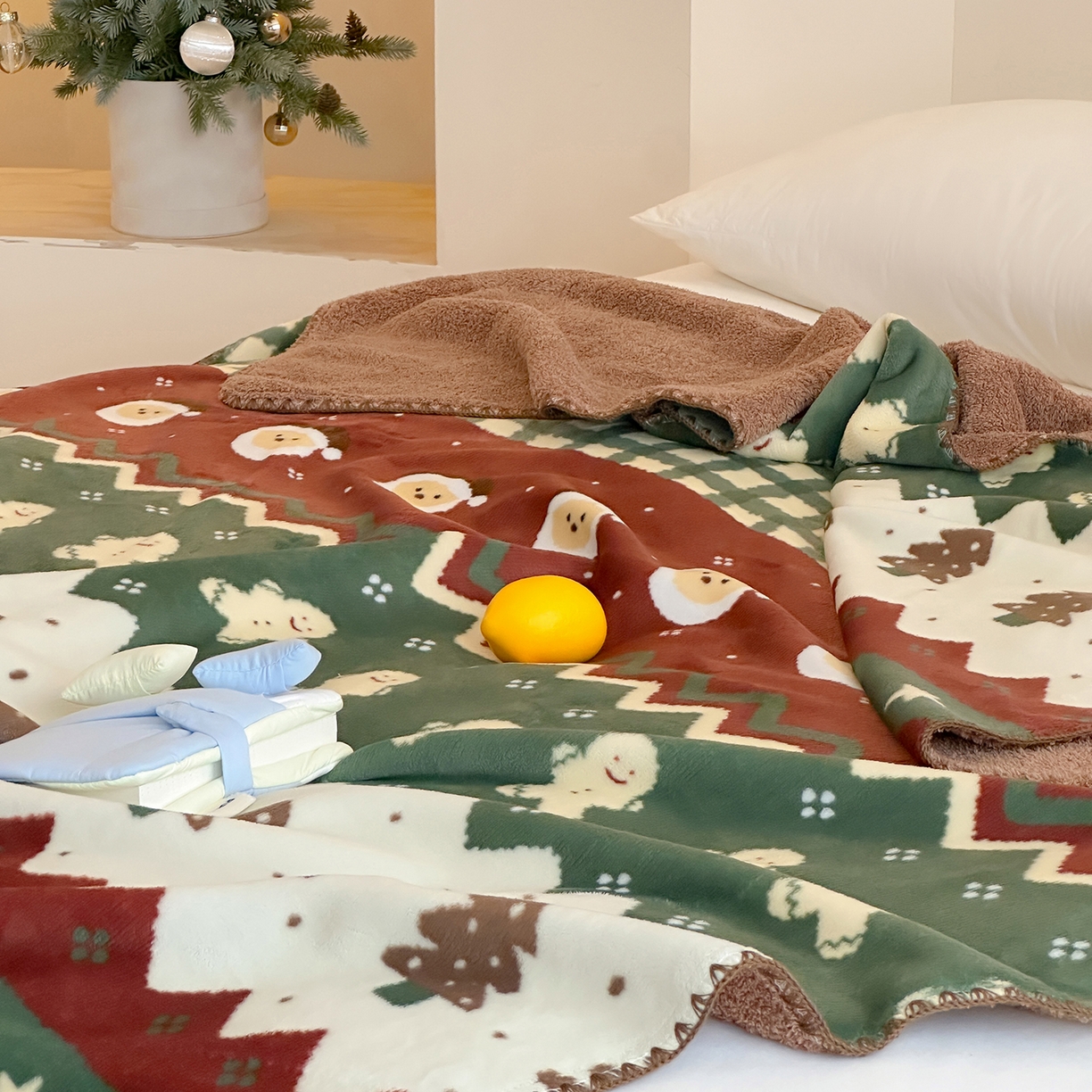 91家纺网 家纺一手货源 找家纺 桃子家居 2025新款A类ins加厚半边绒米粒绒牛奶绒三角针贝壳边多功能毛毯毯子 绒毛毯-三角针圣诞树