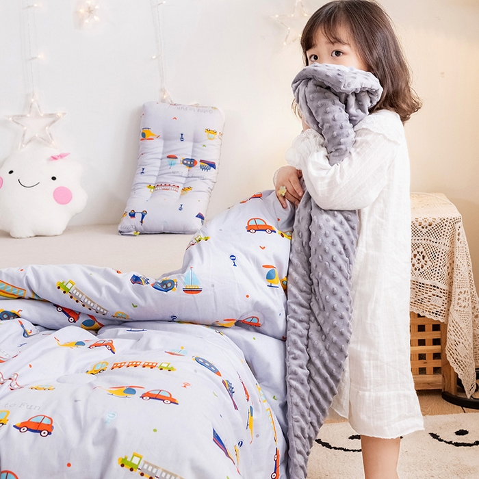 91家纺网 家纺一手货源 找家纺 十九色 2025秋冬新款全棉豆豆被春秋被被子被芯 小小交通队