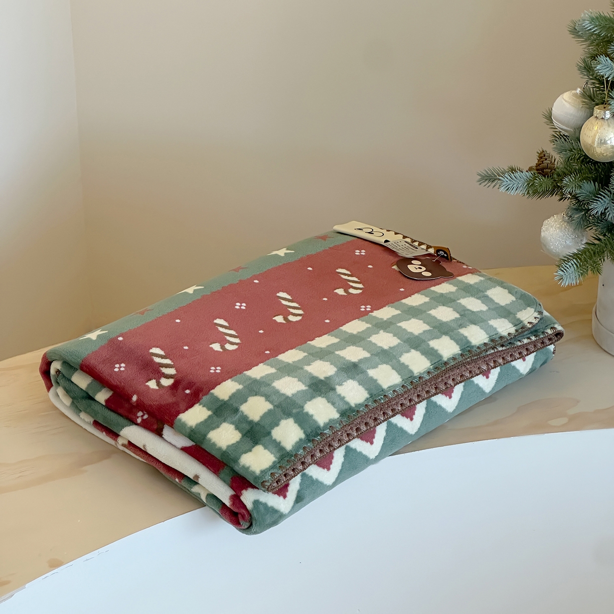 91家纺网 家纺一手货源 找家纺 桃子家居 2025新款A类ins加厚半边绒米粒绒牛奶绒三角针贝壳边多功能毛毯毯子 绒毛毯-三角针圣诞树