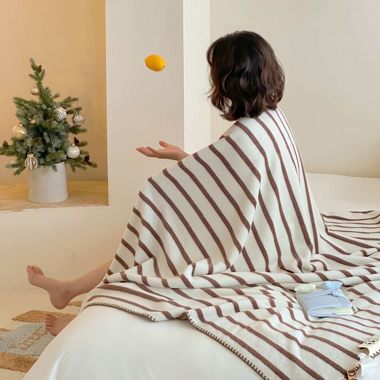 桃子家居 2025新款A类ins加厚半边绒米粒绒牛奶绒三角针贝壳边多功能毛毯毯子 绒毛毯-三角针棕条咖