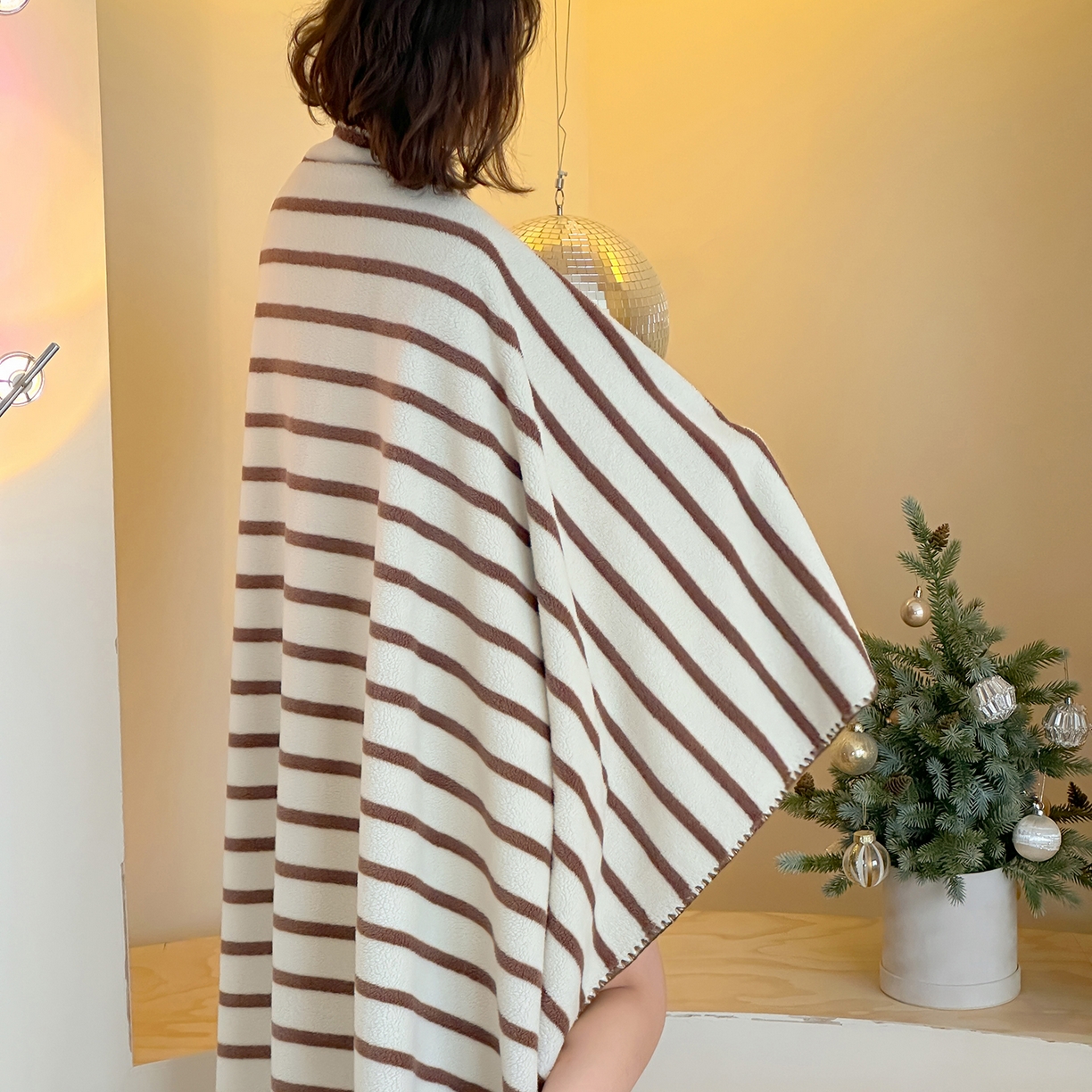 91家纺网 家纺一手货源 找家纺 桃子家居 2025新款A类ins加厚半边绒米粒绒牛奶绒三角针贝壳边多功能毛毯毯子 绒毛毯-三角针棕条咖