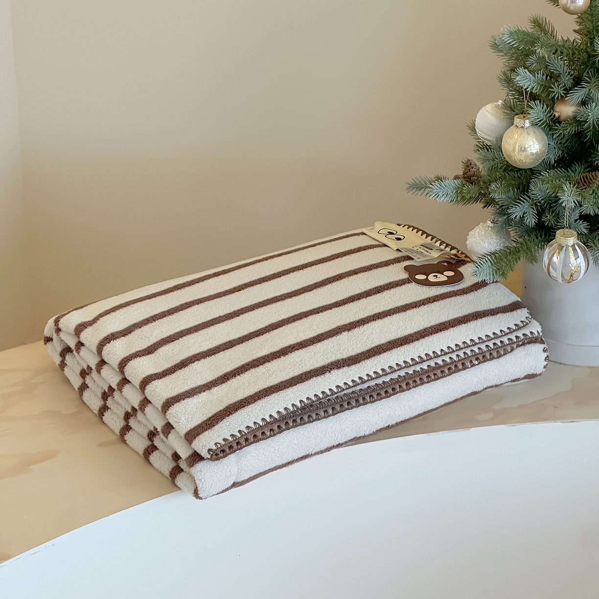 91家纺网 家纺一手货源 找家纺 桃子家居 2025新款A类ins加厚半边绒米粒绒牛奶绒三角针贝壳边多功能毛毯毯子 绒毛毯-三角针棕条咖