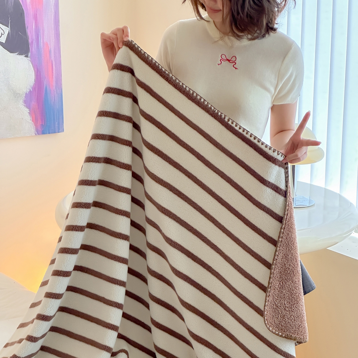 91家纺网 家纺一手货源 找家纺 桃子家居 2025新款A类ins加厚半边绒米粒绒牛奶绒三角针贝壳边多功能毛毯毯子 绒毛毯-三角针棕条咖