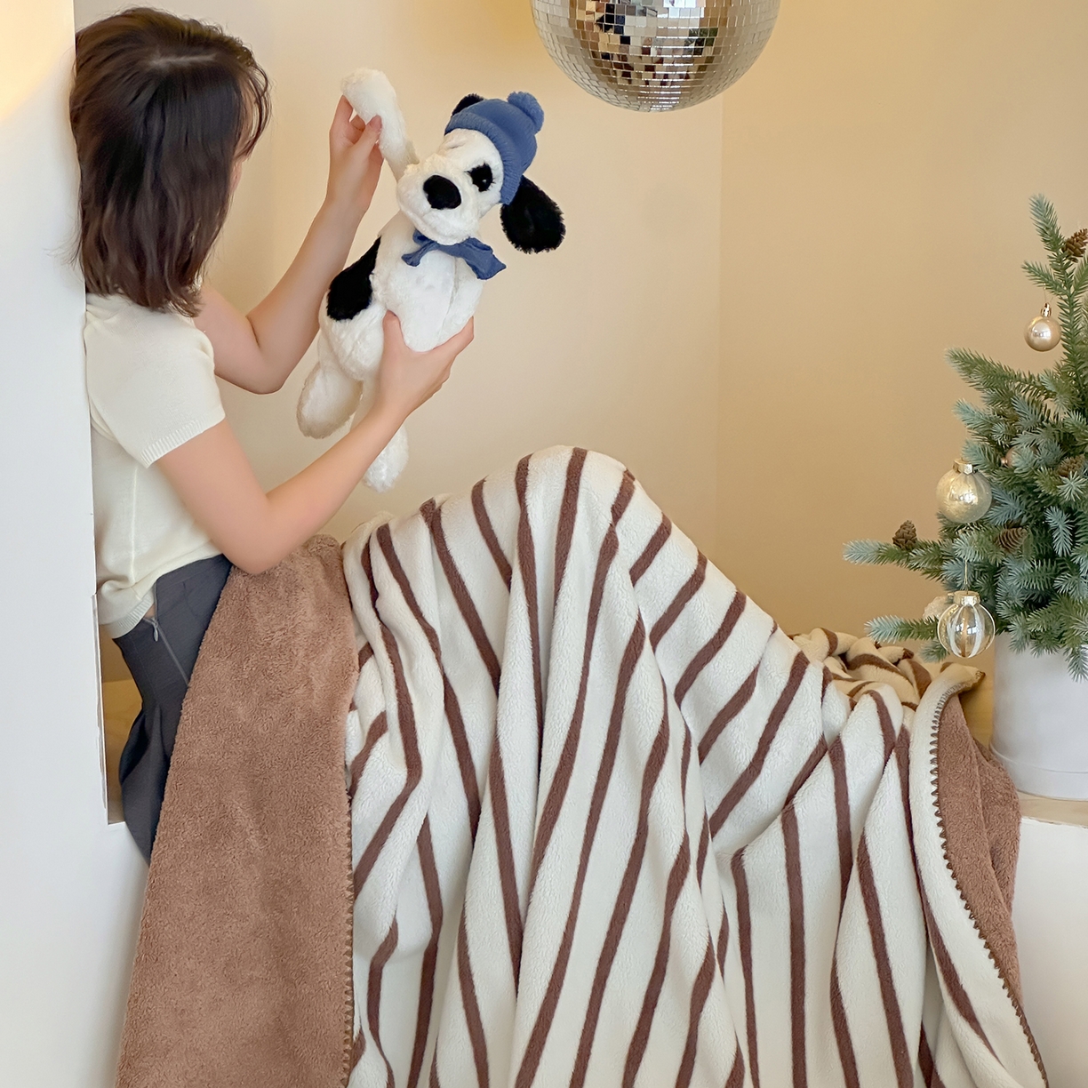 91家纺网 家纺一手货源 找家纺 桃子家居 2025新款A类ins加厚半边绒米粒绒牛奶绒三角针贝壳边多功能毛毯毯子 绒毛毯-三角针棕条咖