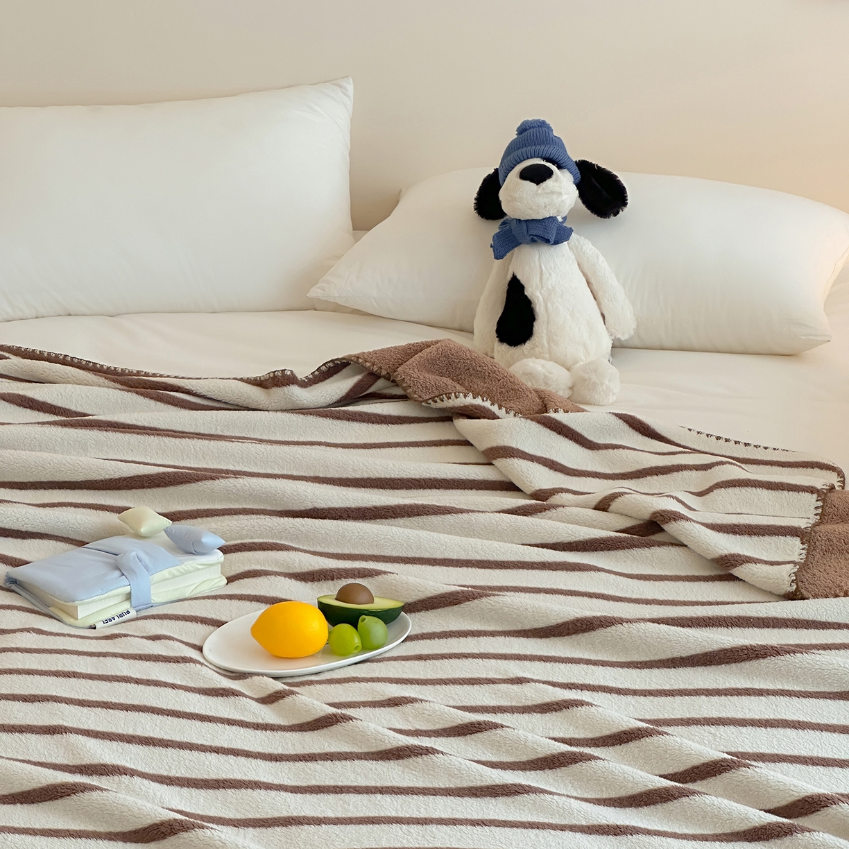 91家纺网 家纺一手货源 找家纺 桃子家居 2025新款A类ins加厚半边绒米粒绒牛奶绒三角针贝壳边多功能毛毯毯子 绒毛毯-三角针棕条咖