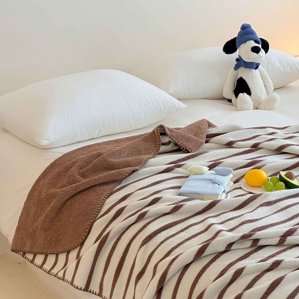 91家纺网 家纺一手货源 找家纺 桃子家居 2025新款A类ins加厚半边绒米粒绒牛奶绒三角针贝壳边多功能毛毯毯子 绒毛毯-三角针棕条咖