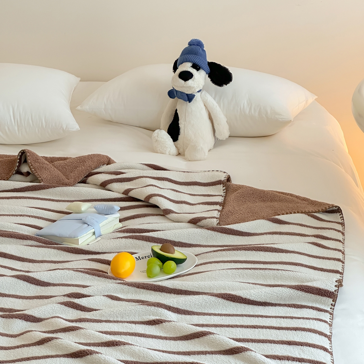 91家纺网 家纺一手货源 找家纺 桃子家居 2025新款A类ins加厚半边绒米粒绒牛奶绒三角针贝壳边多功能毛毯毯子 绒毛毯-三角针棕条咖