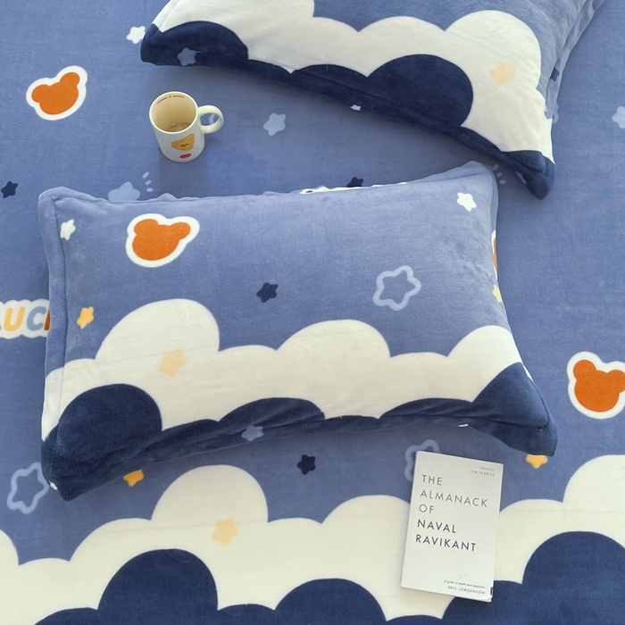 91家纺网 家纺一手货源 找家纺 寻米 2025新款高克重加厚保暖牛奶绒床笠-大床图 小熊梦境