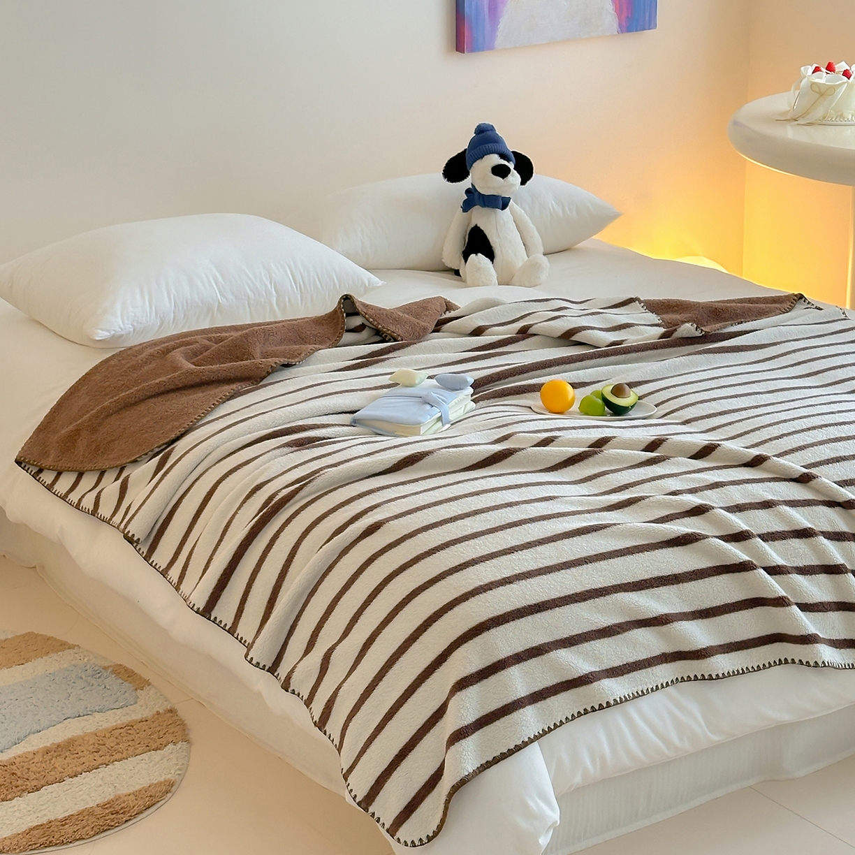 91家纺网 家纺一手货源 找家纺 桃子家居 2025新款A类ins加厚半边绒米粒绒牛奶绒三角针贝壳边多功能毛毯毯子 绒毛毯-三角针棕条咖