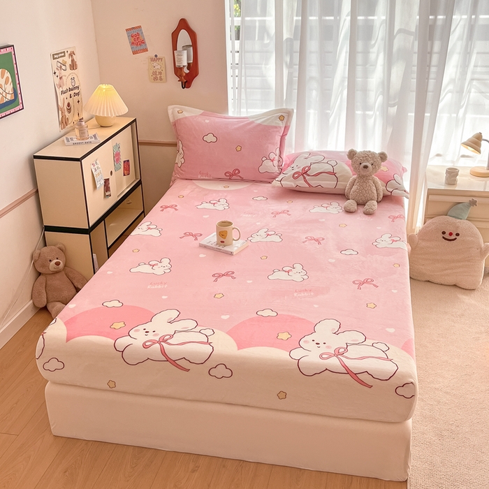 91家纺网 家纺一手货源 找家纺 寻米 2025新款高克重加厚保暖牛奶绒床笠-大床图 云朵小兔