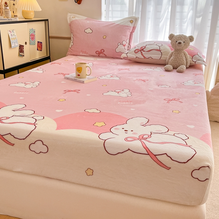 91家纺网 家纺一手货源 找家纺 寻米 2025新款高克重加厚保暖牛奶绒床笠-大床图 云朵小兔