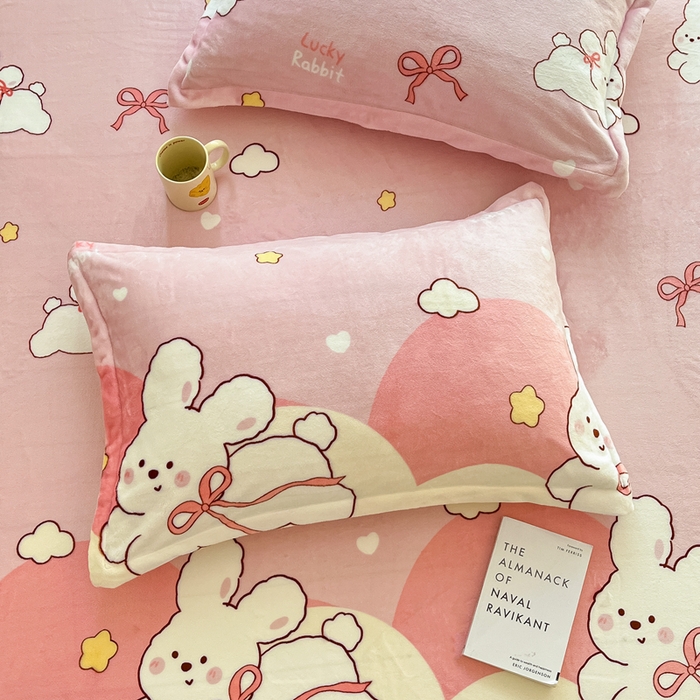 91家纺网 家纺一手货源 找家纺 寻米 2025新款高克重加厚保暖牛奶绒床笠-大床图 云朵小兔