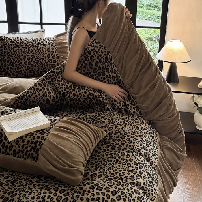 91家纺网 家纺一手货源 找家纺 艾米家居 2025新款秋冬牛奶绒印花皱皱系列四件套提供买家秀 豹纹棕