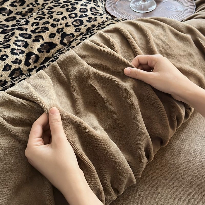 91家纺网 家纺一手货源 找家纺 艾米家居 2025新款秋冬牛奶绒印花皱皱系列四件套提供买家秀 豹纹棕