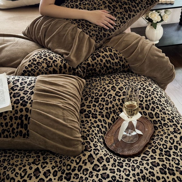 91家纺网 家纺一手货源 找家纺 艾米家居 2025新款秋冬牛奶绒印花皱皱系列四件套提供买家秀 豹纹棕