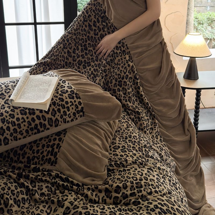 91家纺网 家纺一手货源 找家纺 艾米家居 2025新款秋冬牛奶绒印花皱皱系列四件套提供买家秀 豹纹棕