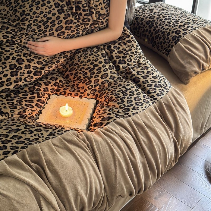 91家纺网 家纺一手货源 找家纺 艾米家居 2025新款秋冬牛奶绒印花皱皱系列四件套提供买家秀 豹纹棕