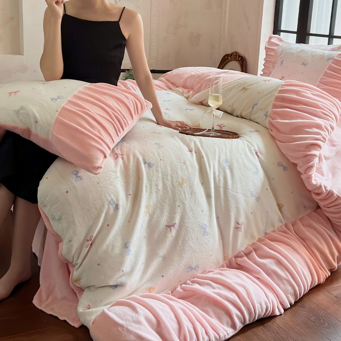 91家纺网 家纺一手货源 找家纺 艾米家居 2025新款秋冬牛奶绒印花皱皱系列四件套提供买家秀 蝴蝶结粉