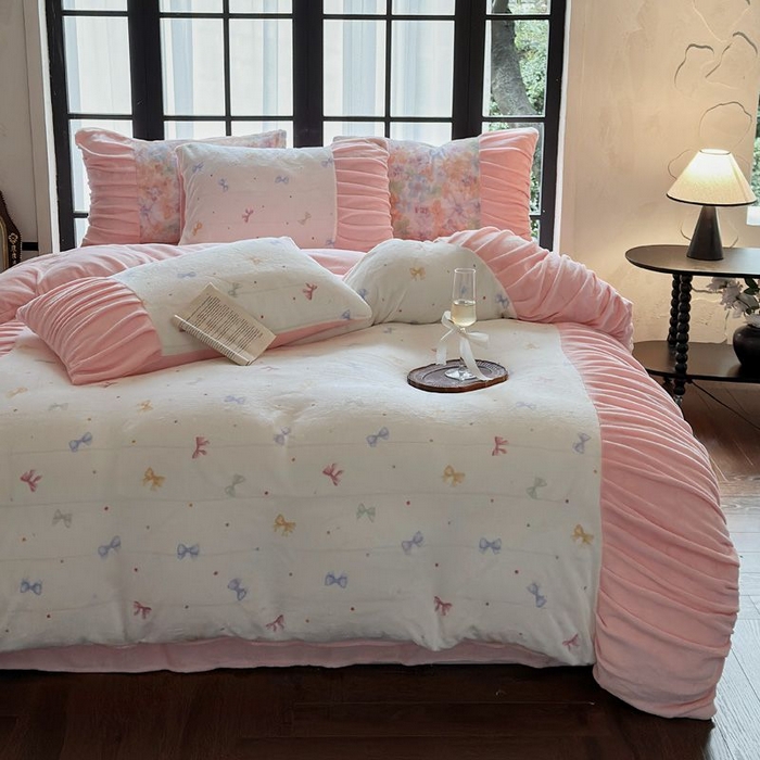 91家纺网 家纺一手货源 找家纺 艾米家居 2025新款秋冬牛奶绒印花皱皱系列四件套提供买家秀 蝴蝶结粉