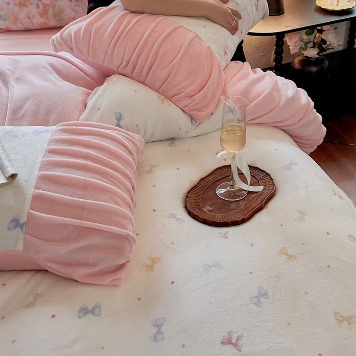 91家纺网 家纺一手货源 找家纺 艾米家居 2025新款秋冬牛奶绒印花皱皱系列四件套提供买家秀 蝴蝶结粉