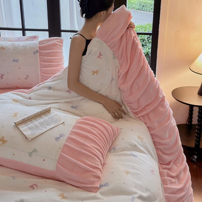 91家纺网 家纺一手货源 找家纺 艾米家居 2025新款秋冬牛奶绒印花皱皱系列四件套提供买家秀 蝴蝶结粉