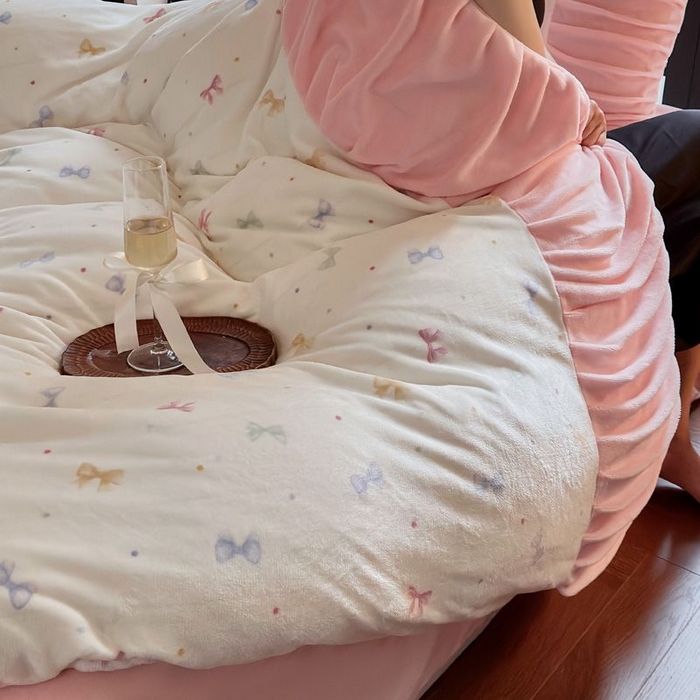 91家纺网 家纺一手货源 找家纺 艾米家居 2025新款秋冬牛奶绒印花皱皱系列四件套提供买家秀 蝴蝶结粉