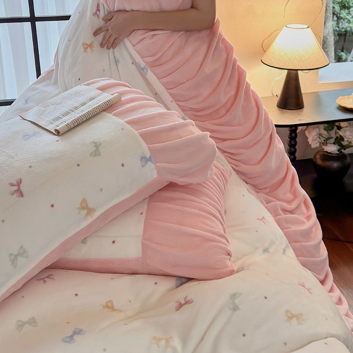 91家纺网 家纺一手货源 找家纺 艾米家居 2025新款秋冬牛奶绒印花皱皱系列四件套提供买家秀 蝴蝶结粉