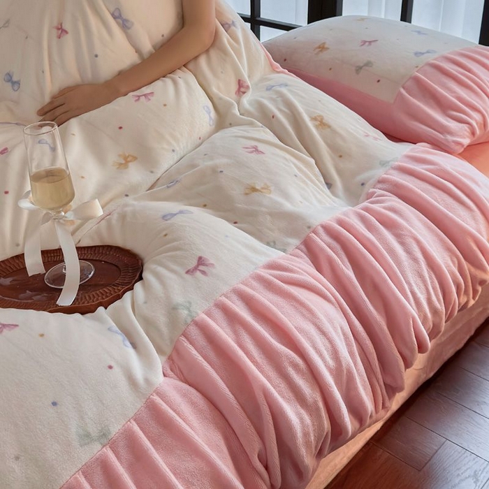 91家纺网 家纺一手货源 找家纺 艾米家居 2025新款秋冬牛奶绒印花皱皱系列四件套提供买家秀 蝴蝶结粉