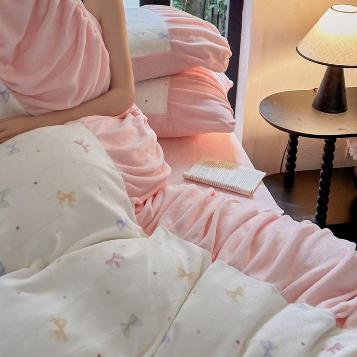 91家纺网 家纺一手货源 找家纺 艾米家居 2025新款秋冬牛奶绒印花皱皱系列四件套提供买家秀 蝴蝶结粉