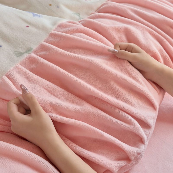 91家纺网 家纺一手货源 找家纺 艾米家居 2025新款秋冬牛奶绒印花皱皱系列四件套提供买家秀 蝴蝶结粉