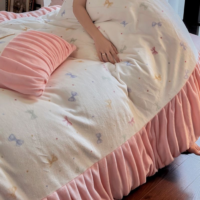 91家纺网 家纺一手货源 找家纺 艾米家居 2025新款秋冬牛奶绒印花皱皱系列四件套提供买家秀 蝴蝶结粉